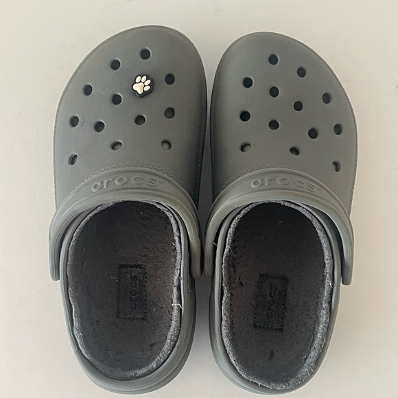 CROCS Shoes - Crocs Classic Lined Unisex Black Slip-On Faux Fur Clogs
Men Size 4
Women Size 6